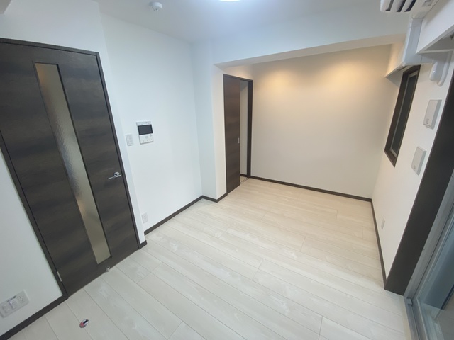 居室・リビング　白色基調の清潔感のあるお部屋