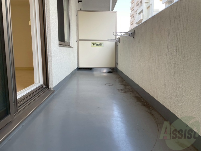 バルコニー　バルコニーは幅があり、広い印象を受けました。