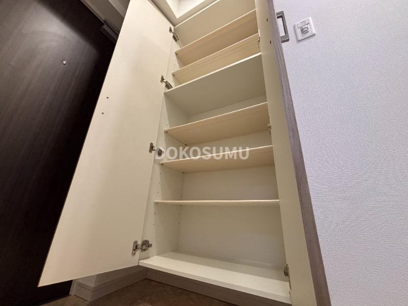 玄関　住まいの顔として相応しい、気品とゆとりのあるエントランス。