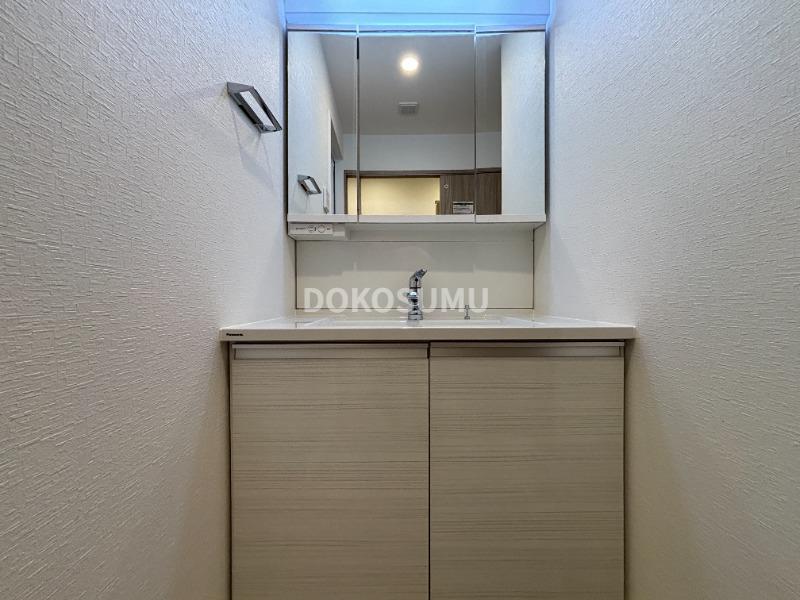 洗面設備　忙しい朝もスムーズに。使いやすさを追求した清潔な洗面空間。