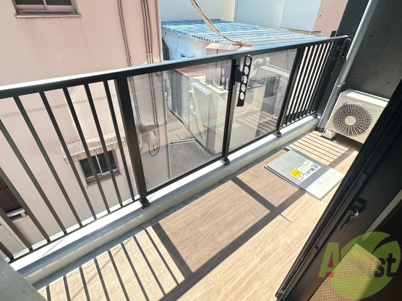 バルコニー　こちらはバルコニー。洗濯物が干せるようになっています。