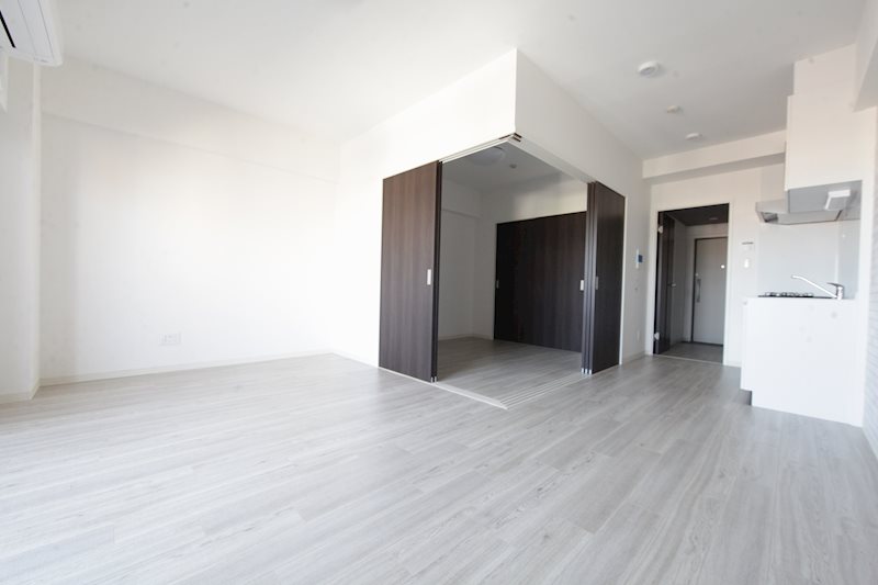 居室・リビング　ＬＤＫ12.59帖　システムキッチン　エアコン付　バルコニー