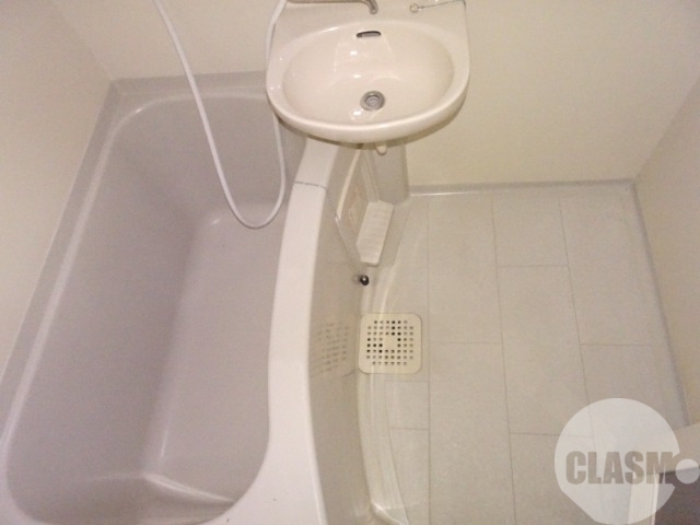 バス・シャワールーム　キレイにリフォームされています♪