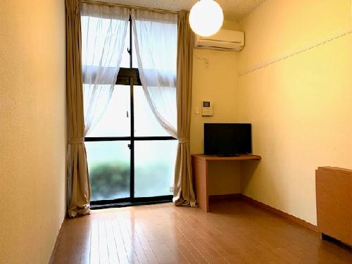 居室・リビング　備品は部屋ごとに異なります。１Ｆのみフローリング。