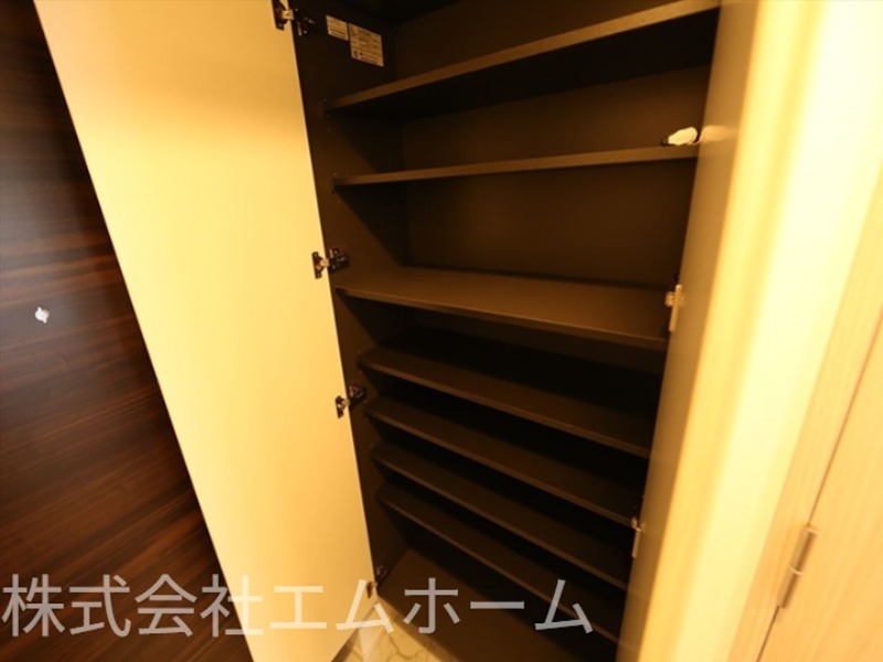 玄関　玄関　シューズボックス付（収納充実してます）