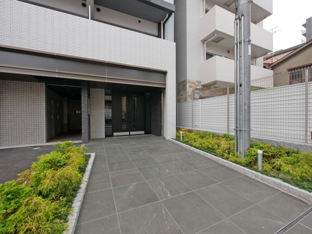 エントランス　落ち着いたエントランスです