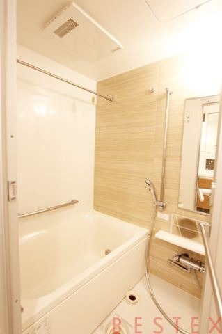 バス・シャワールーム　※同タイプ・別部屋の参考写真です。