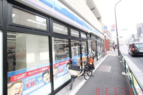 コンビニ　ローソン本郷一丁目春日通店（コンビニ）まで108m