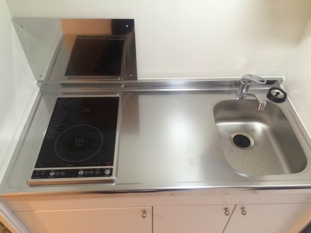 キッチン　ＩＨコンロ（手前）　ラジエントヒーター（奥）
