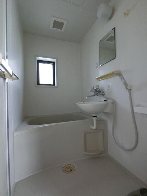 バス・シャワールーム　浴室には窓もあります