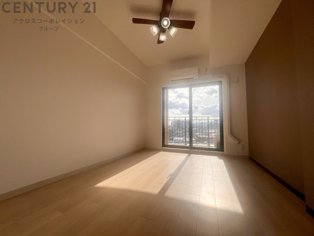 居室・リビング　エアコン・シーリングファンがついた洋室です♪