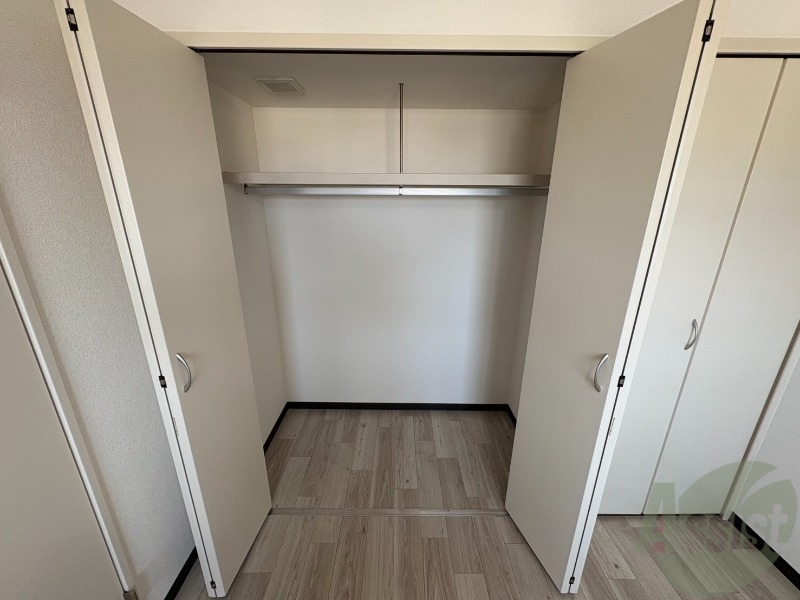 収納　クローゼットを開けてみました。奥行きがありますね。