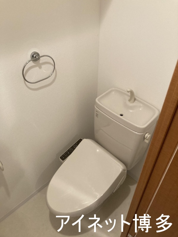 トイレ　温水洗浄便座です