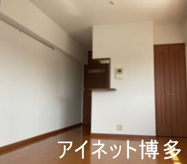 その他部屋・スペース　キッチンのある部屋とリビングです