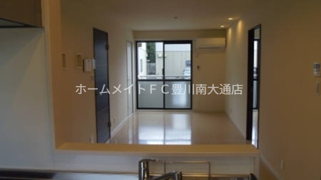 居室・リビング　同型別部屋写真（反転）