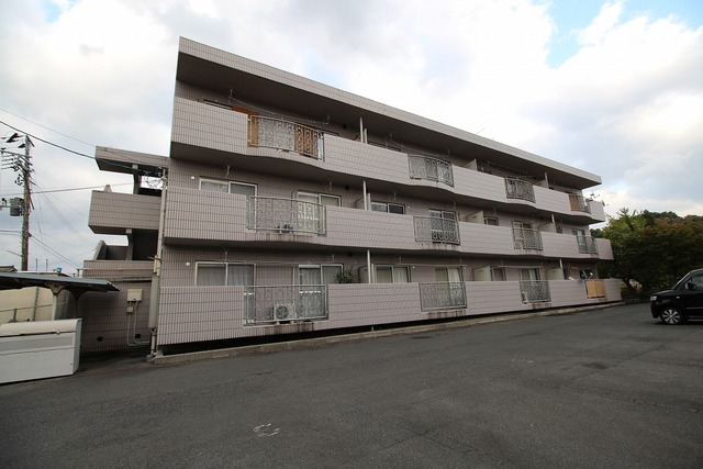 建物外観　鉄筋コンクリート造３階建てのマンション