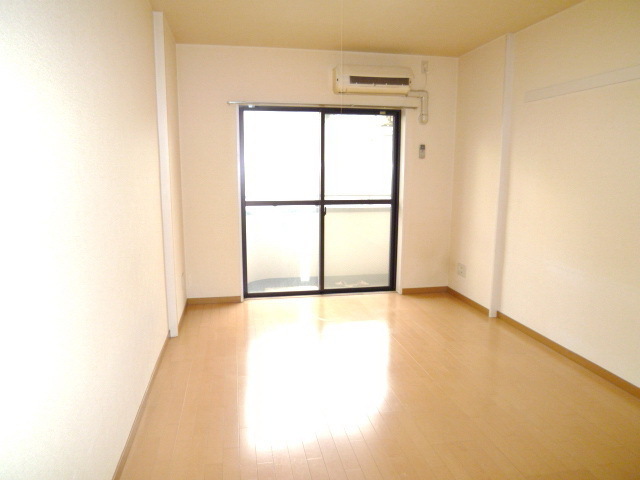 居室・リビング　南面採光の明るいお部屋です