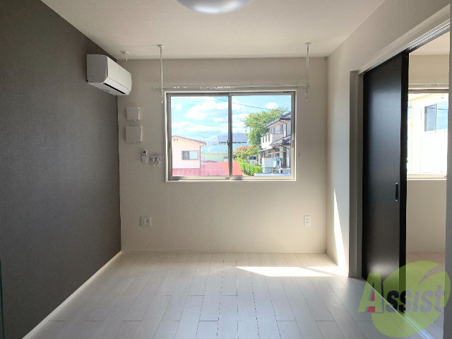 居室・リビング　明るい光が差し込む素敵なお部屋ですね～。