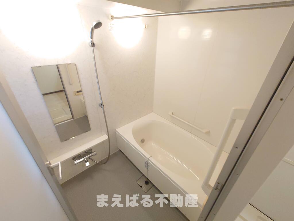 バス・シャワールーム　換気窓付きバスルーム