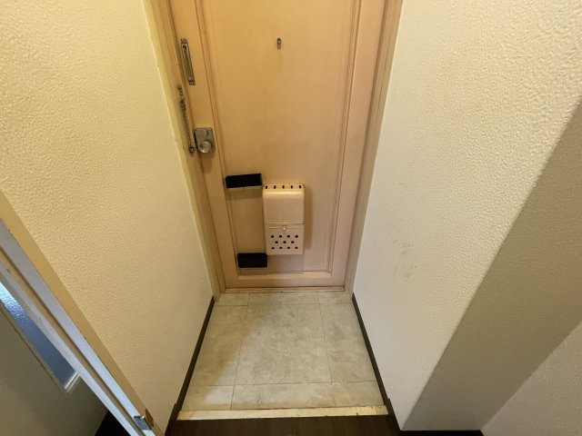 玄関　(参考)同マンション他部屋の写真