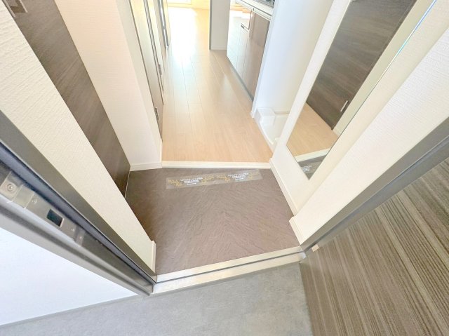 玄関　玄関に入るとお部屋まで一直線、明るい光が差し込みます。