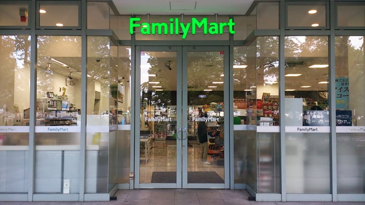 コンビニ　ファミリーマート山下公園前店（コンビニ）まで168m