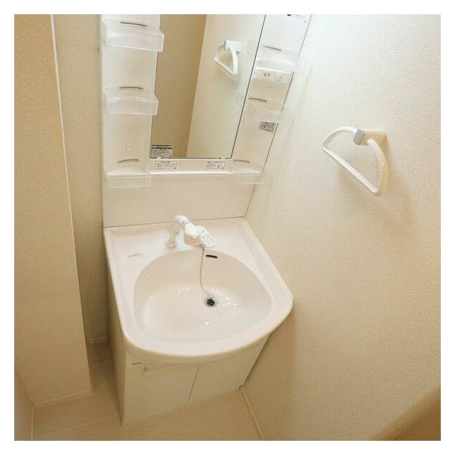 洗面設備　収納がついていて使いやすい