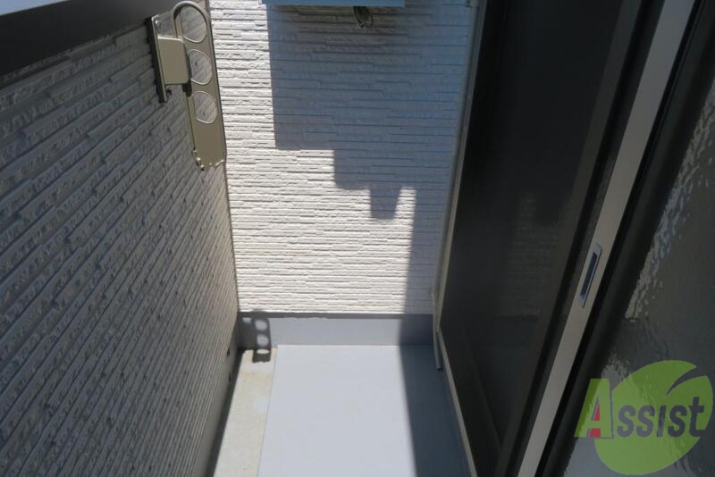 バルコニー　お天気の良い日は布団も干せてポカポカですね。
