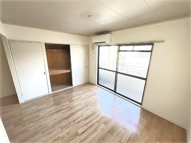 居室・リビング　開放的なお部屋です♪窓もキッチン側にあるので開放的です♪