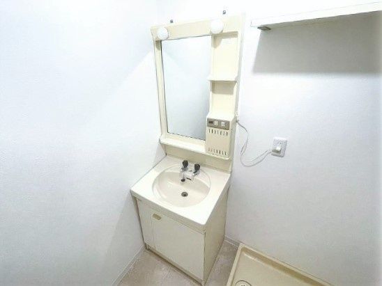 洗面設備　キッチン部分にテーブルも置けますよ！