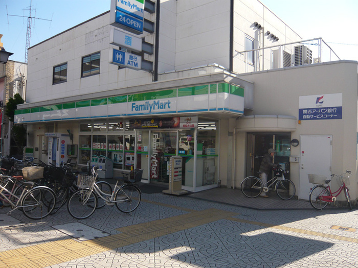 コンビニ　ファミリーマート（コンビニ）まで100m