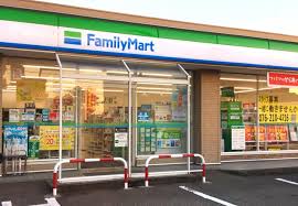 コンビニ　ファミリーマート金沢中央市場店（コンビニ）まで687m
