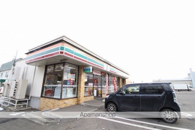 コンビニ　セブンイレブン（コンビニ）まで565m