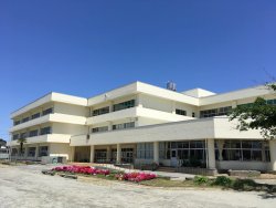 小学校　石巻市立中里小学校（小学校）まで742m