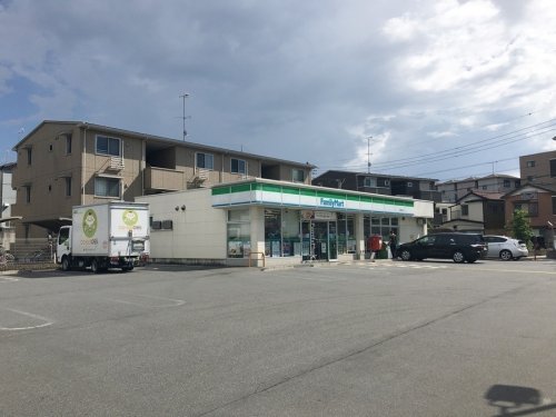 コンビニ　ファミリーマート 川越熊野町店（コンビニ）まで555m