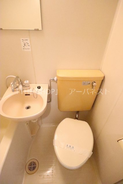 トイレ　同物件別部屋の室内写真です