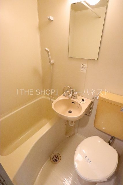 バス・シャワールーム　同物件別部屋の室内写真です