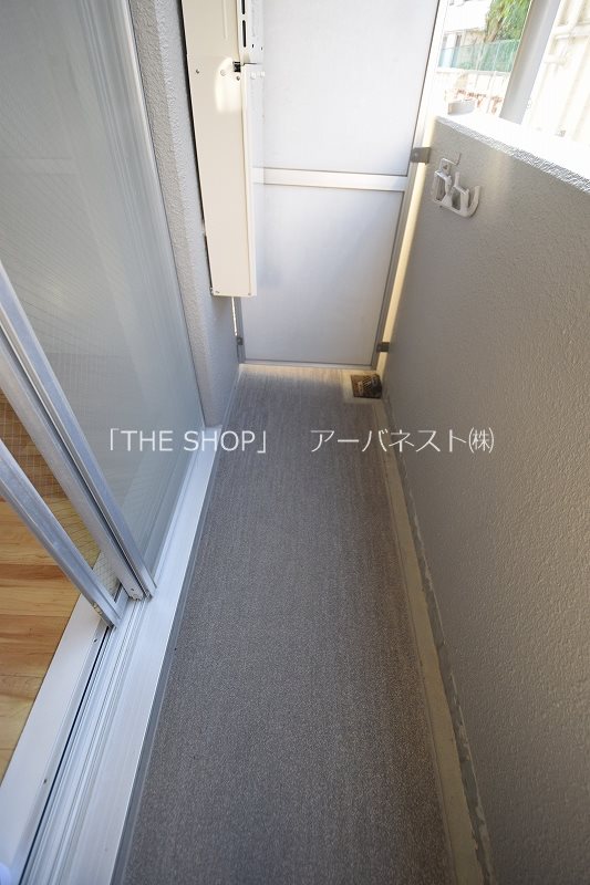 バルコニー　同物件別部屋の室内写真です