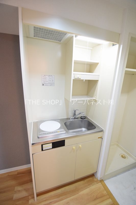 キッチン　同物件別部屋の室内写真です