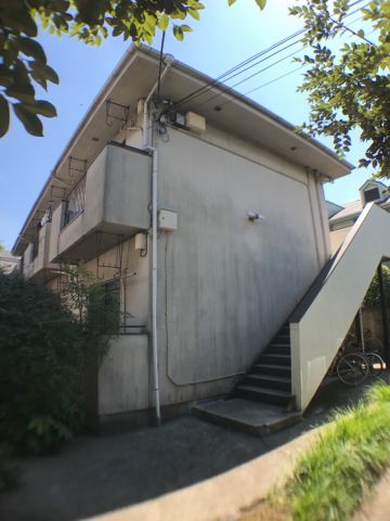 建物外観　オーナー宅の敷地内にあるため、安心感があります。初めてのひと