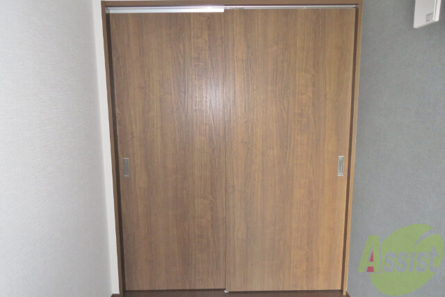収納　寝室のクローゼットです。お気に入りの服が沢山入りそうですね。