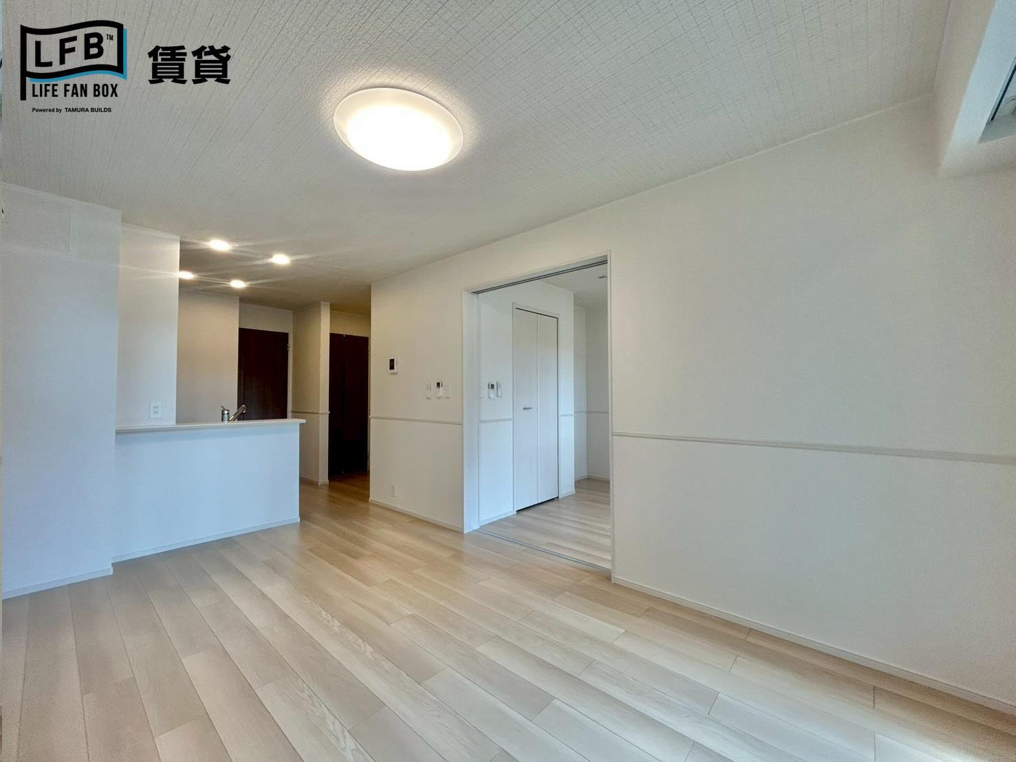居室・リビング　※反転間取り103号室の室内写真です。壁紙や床の色、仕様が異