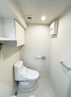 トイレ　★トイレ内の上部収納あり★