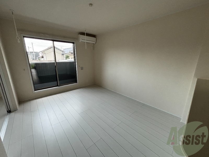 居室・リビング　白を基調とした綺麗なお部屋ですね。日当たりも良好です