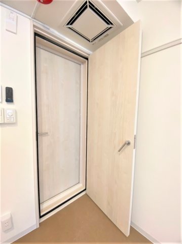 その他部屋・スペース　防音室の入り口は二重扉で仕切られています。