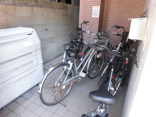 駐車場　敷地内自転車置き場です。