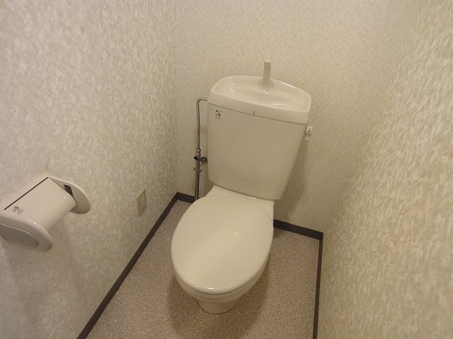 トイレ　同物件同タイプ別室の写真です。
