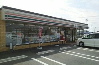コンビニ　セブンイレブン（コンビニ）まで680m
