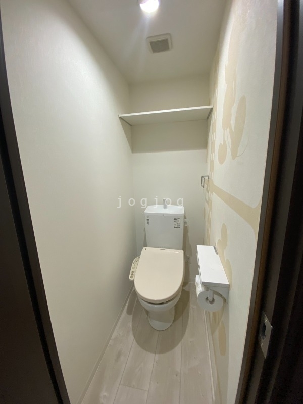 トイレ　嬉しい温水洗浄便座付きのトイレです。