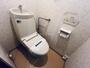 トイレ　嬉しい温水洗浄便座付きのトイレです。